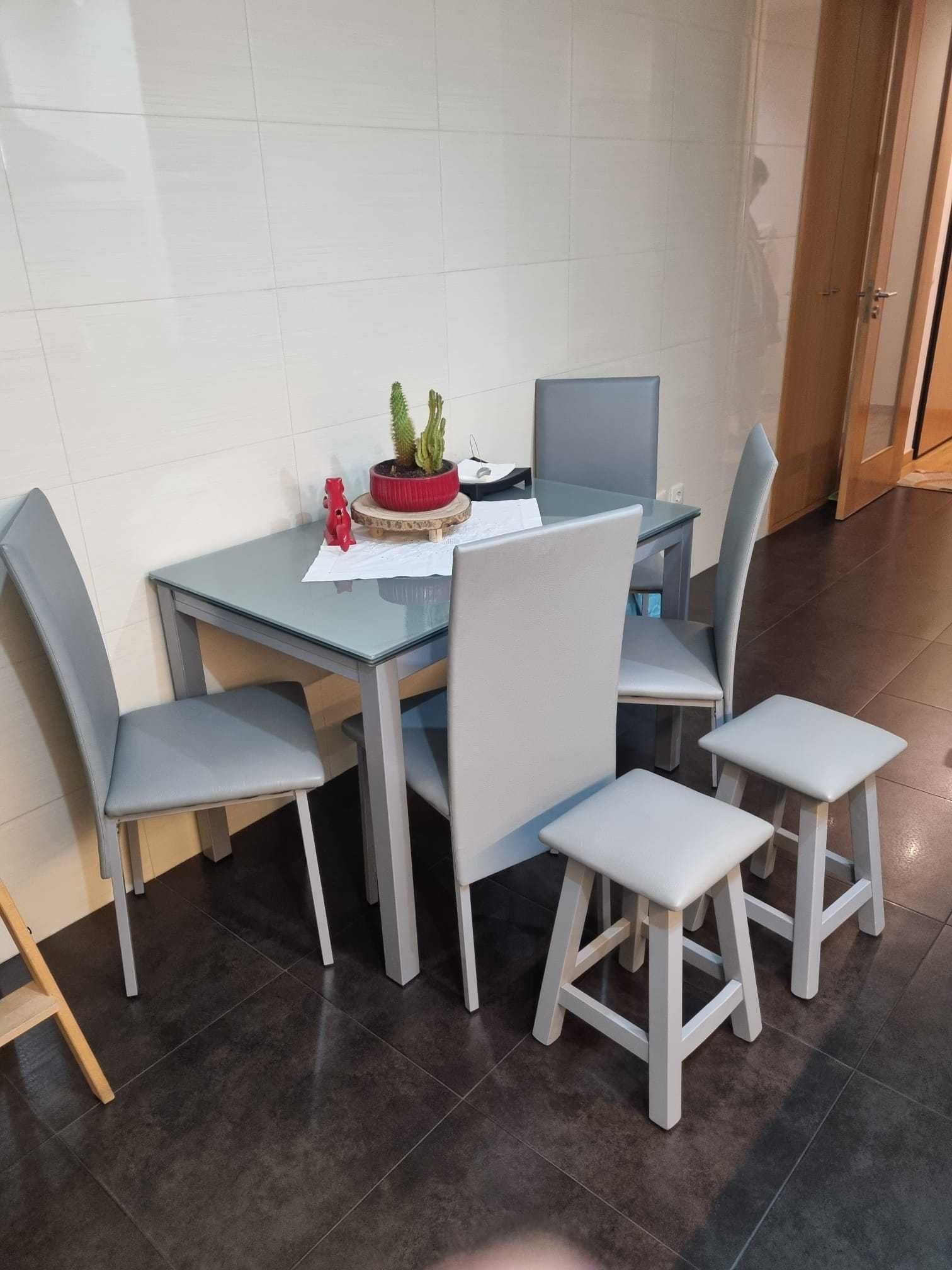 Mesa de cozinha (extensível), cadeiras e bancos