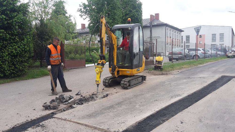 Wyburzenia budynków usługi koparką JCB transport CIechanów