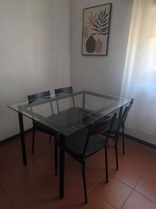 Conjunto mesa de jantar + 4 cadeiras (PERFEITO estado)