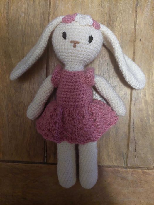 Uroczy, wykonany na szydelku króliczek 27 cm.