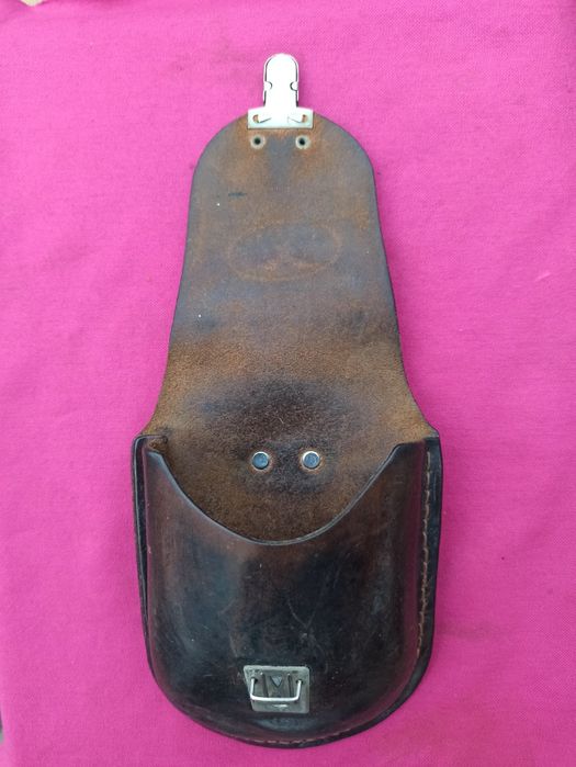 Чохол шкіряний з застібкою.