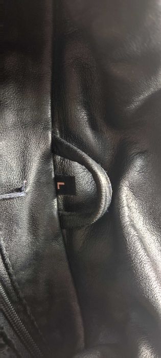 Damski płaszcz skórzany z podpinką i futrzanym kołnierzem