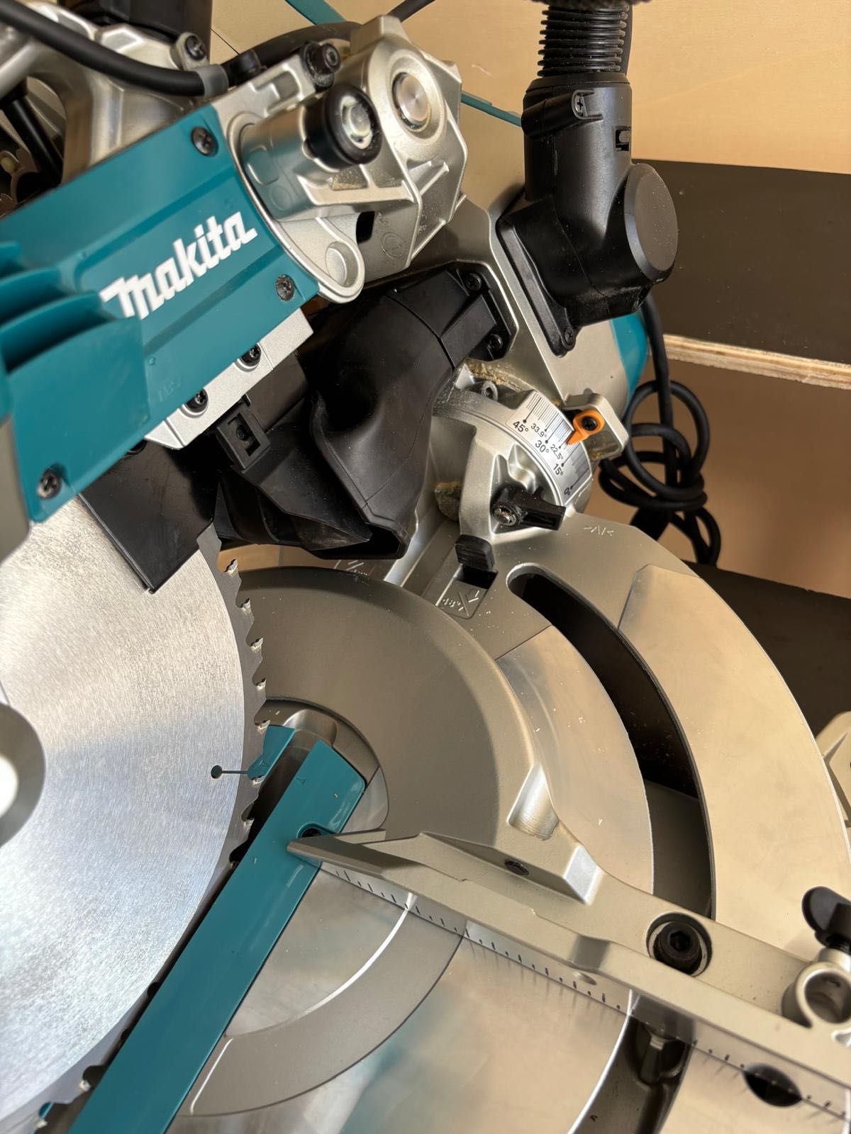 Serra esquadria telescópica 1.510W 260 LS1019L Makita