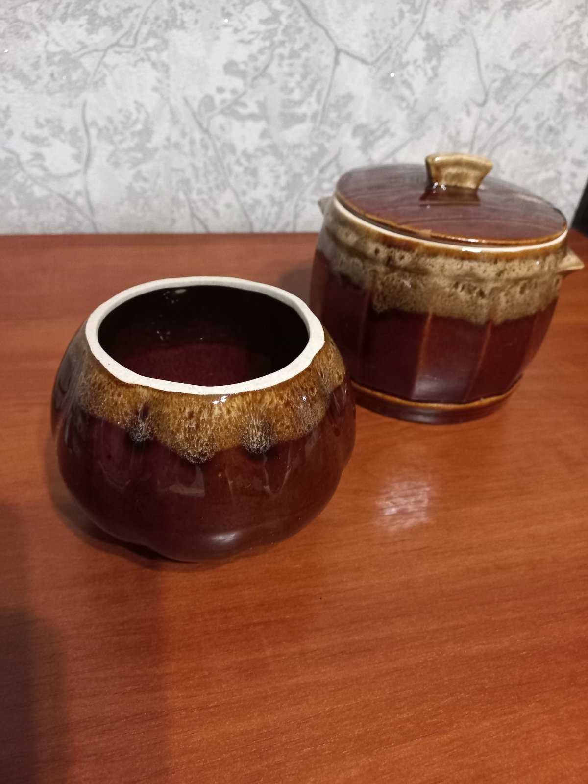 Посуда глиняная, чашки, бутылка