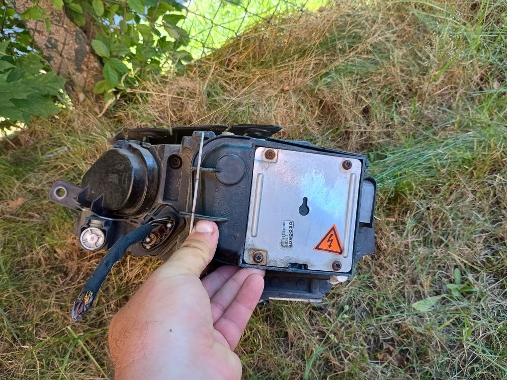 Volkswagen VW Passat B6 lampa Xenon przednia prawa Valeo