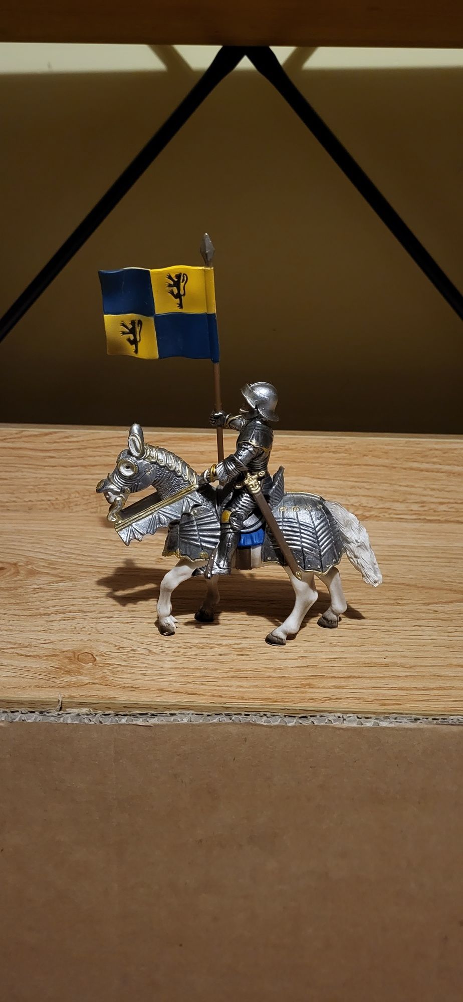 Schleich rycerz chorąży na koniu figurki unikat wycofany z 2003 r.
