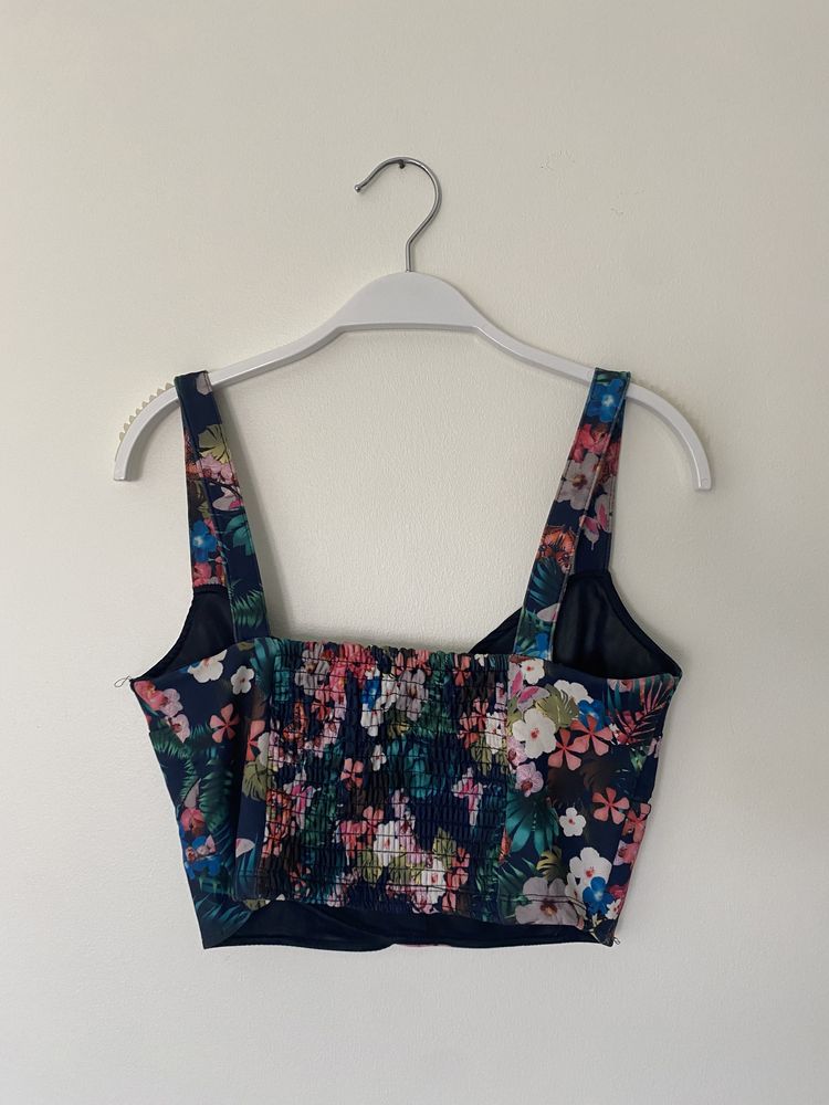 Top floral com decote em coração