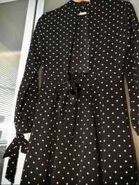 czarna sukienka w kropki z wyciętymi plecami H&M