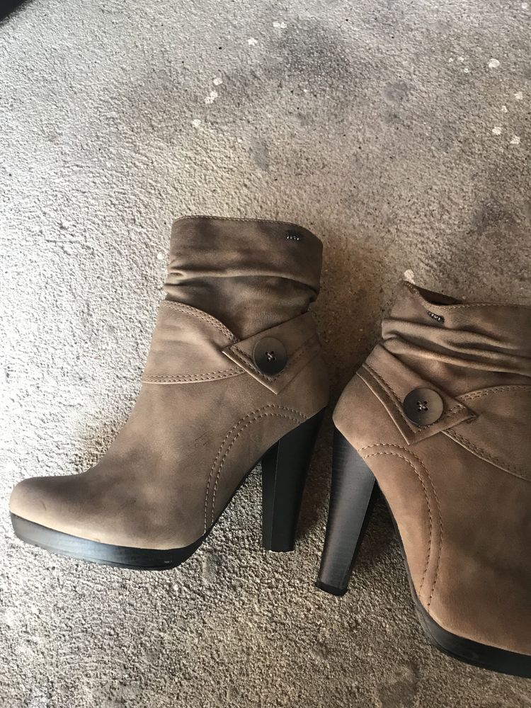 Vendo botas taupe 38 em bom estado