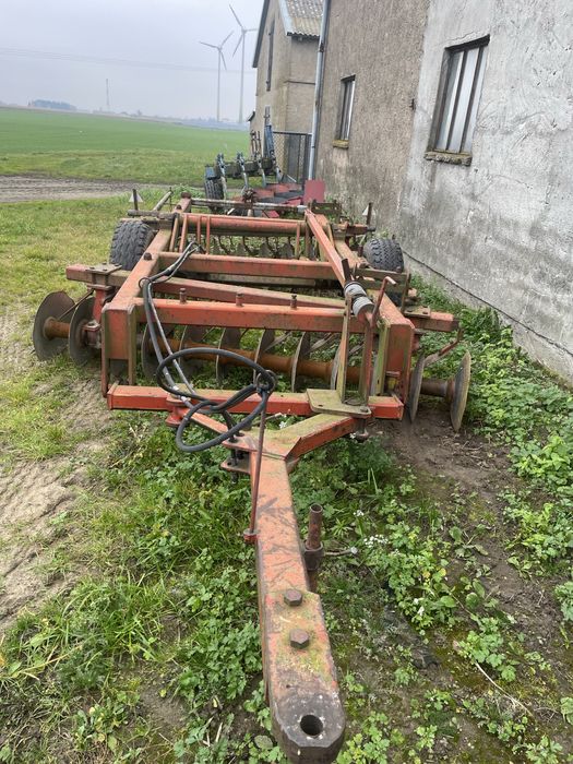 Agregat uprawowo-siewny; rozsiewacz; pług; talerzówka