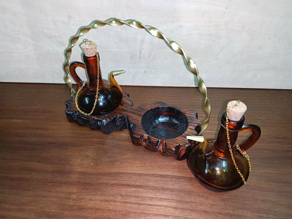 Galheteiro vintage em vidro amarelo e base em madeira, medias:25/20cm