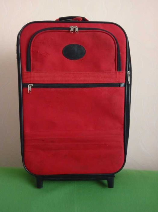 Дорожня валіза на колесах.