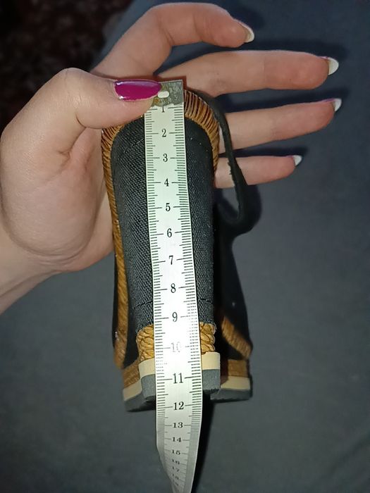 Sandały na koturnie