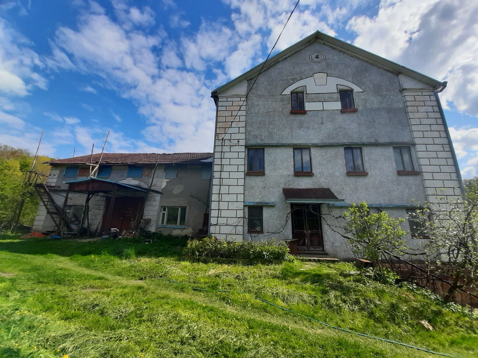 Комерційна будівля в м.Чернівці 654 кв.м, ставок, струмок, біля лісу