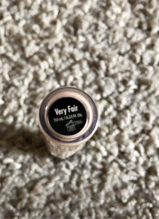 Too Faced Born This Way Very Fair korektor do makijażu