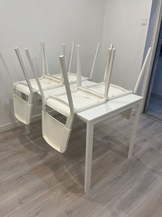 Mesa e 4 cadeiras 120€