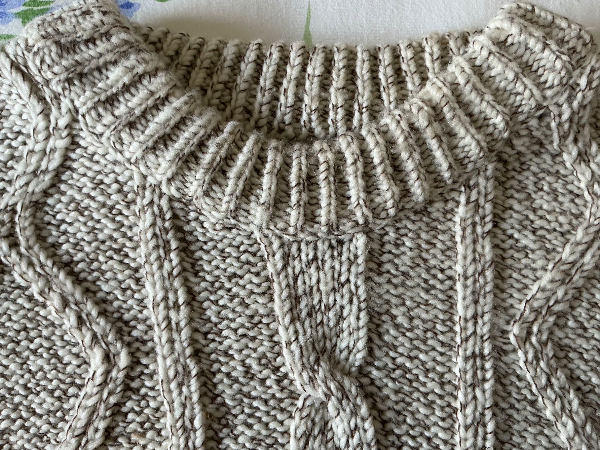PULLOVER de lã . Novo.