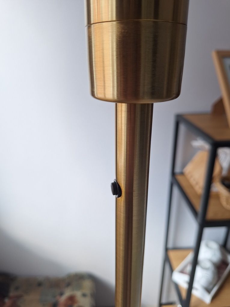 Lampa stojąca w stylu rustykalnym