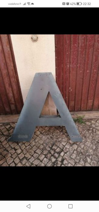 Grandes letras em alumínio
