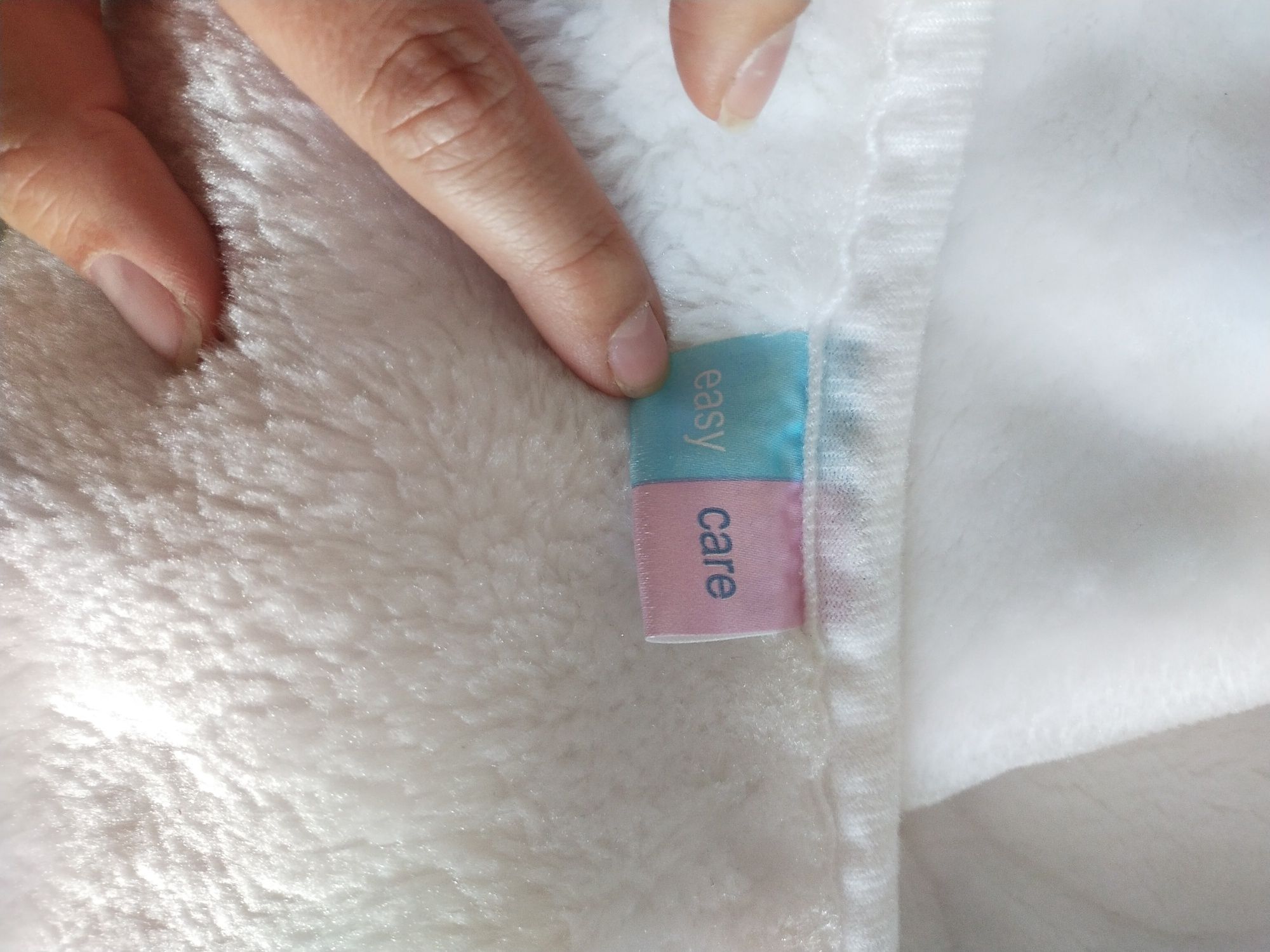 Biały koc z tłoczonym wzorem niemowlęcy noworodek do wózka łóżeczka