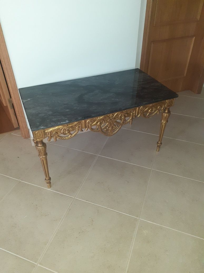 Mesa dourada com mármore