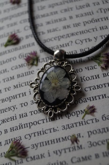 Кулон з епоксидної смоли з сухоцвітами