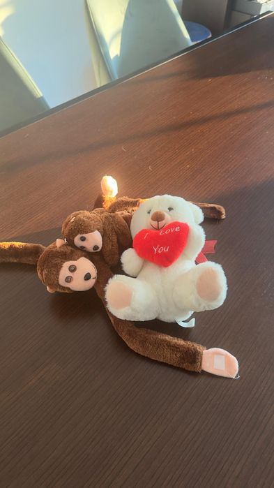 Peluches fofos – urso “I Love You” + macaco com velcro