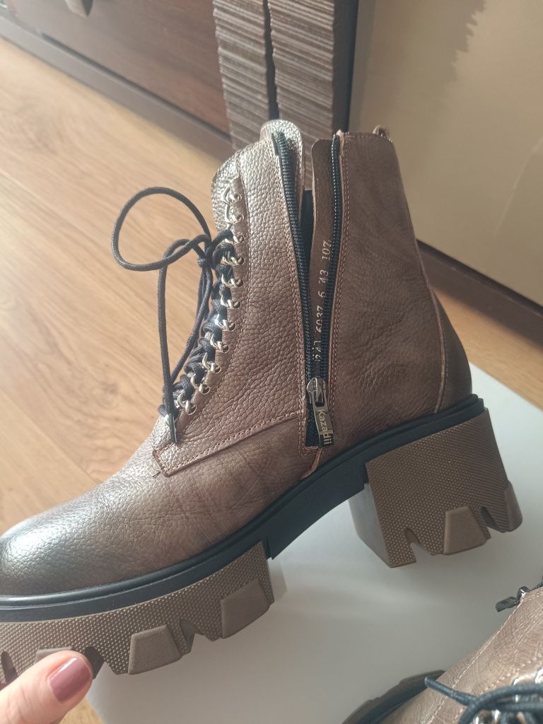 Buty na koturnie