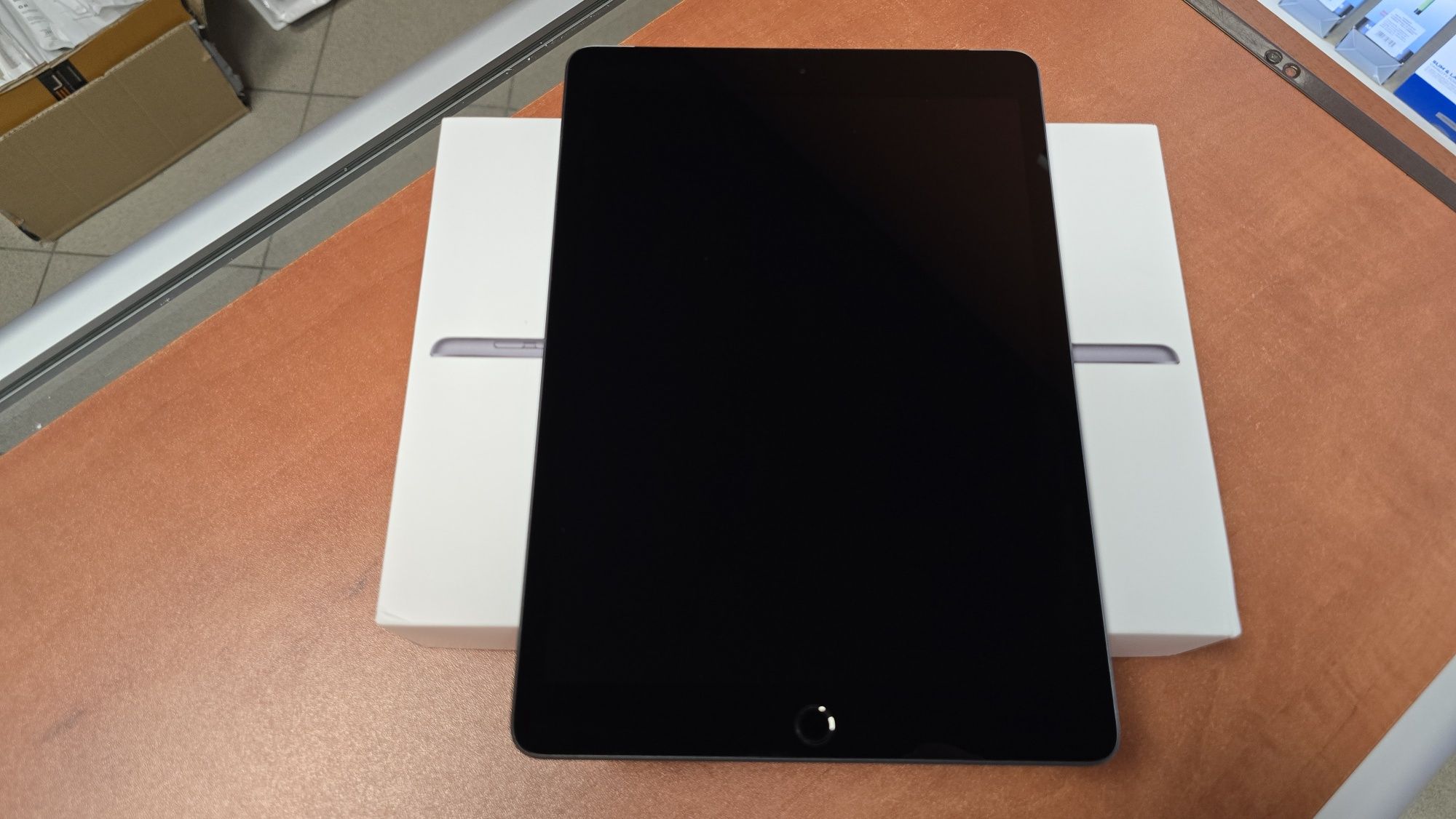 Tablet Apple iPad 9 gen. Cellular 64GB, 10.2" szary, stan bdb