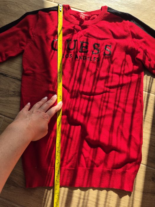 Sweter czerwonego koloru firmy Guesss