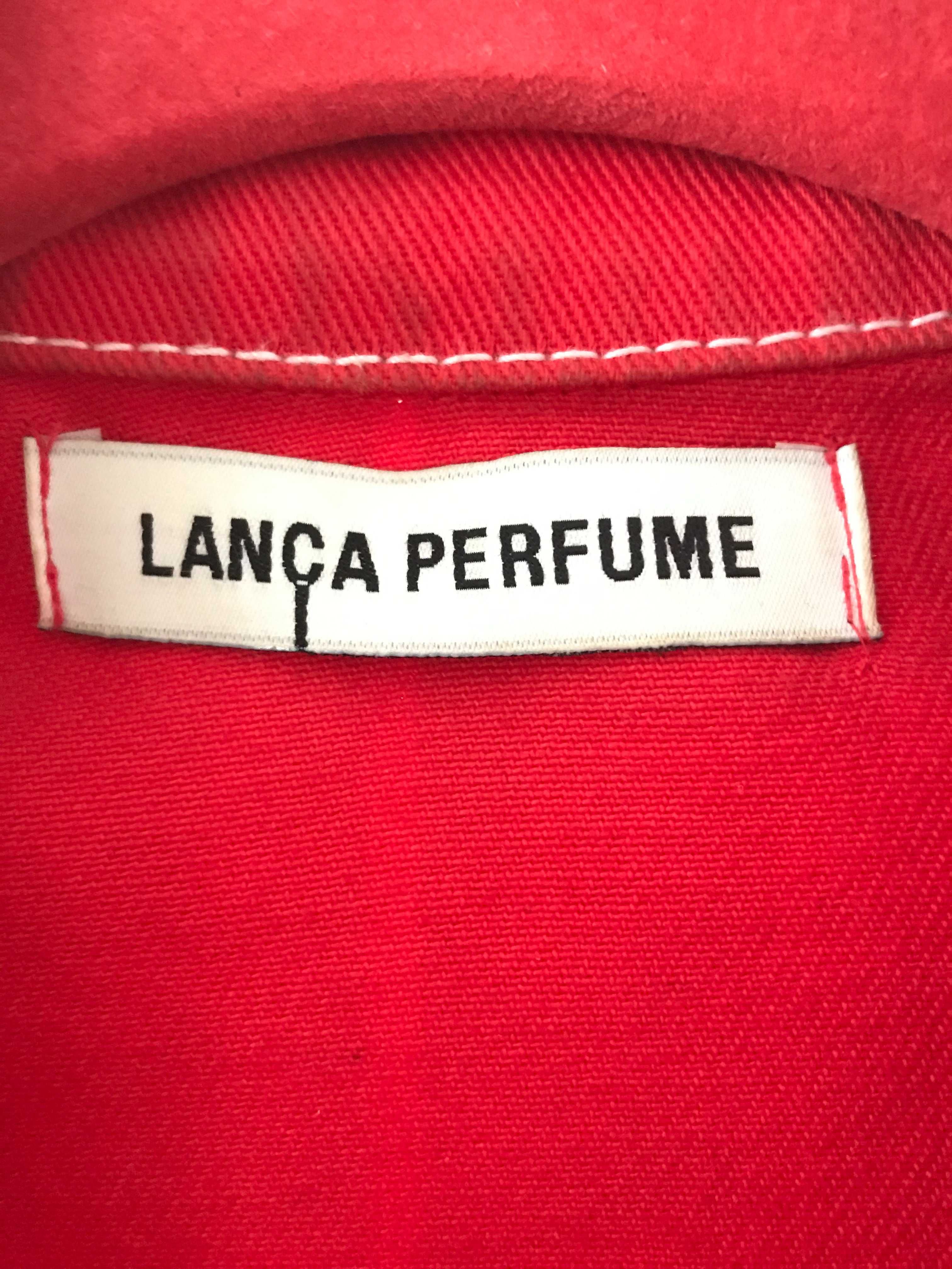 Conjunto lança perfume