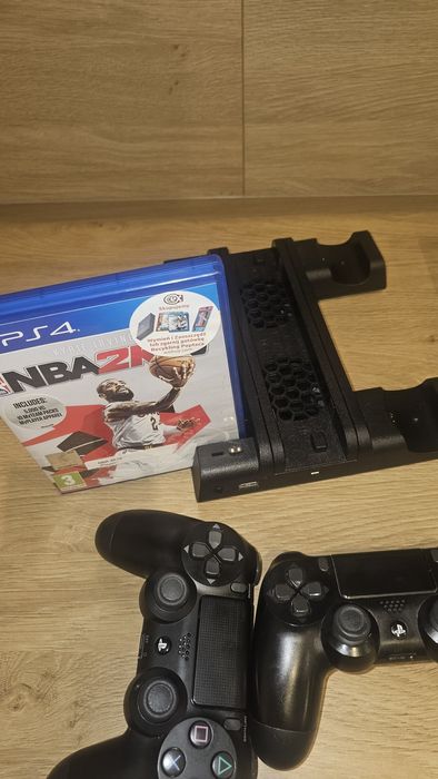 Playstation 4 slim z napedem 500 gb 2 pady gra stacja chłodząca