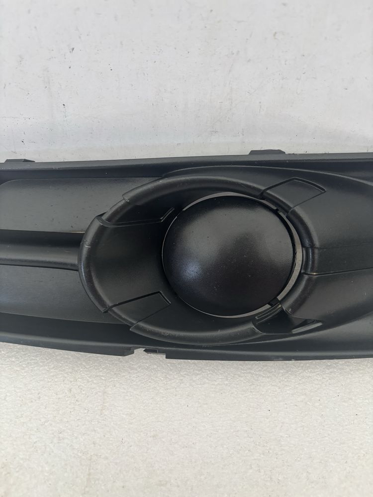 Mitsubishi colt 08-13 kratka zderzaka prawy przód prawa zaślepka ramka