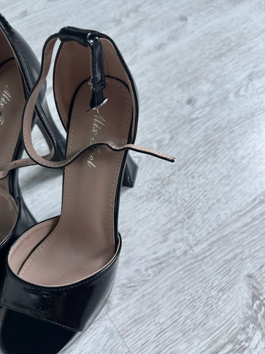 Czarne sandały na platformie – elegancja i wygoda w jednym kroku!