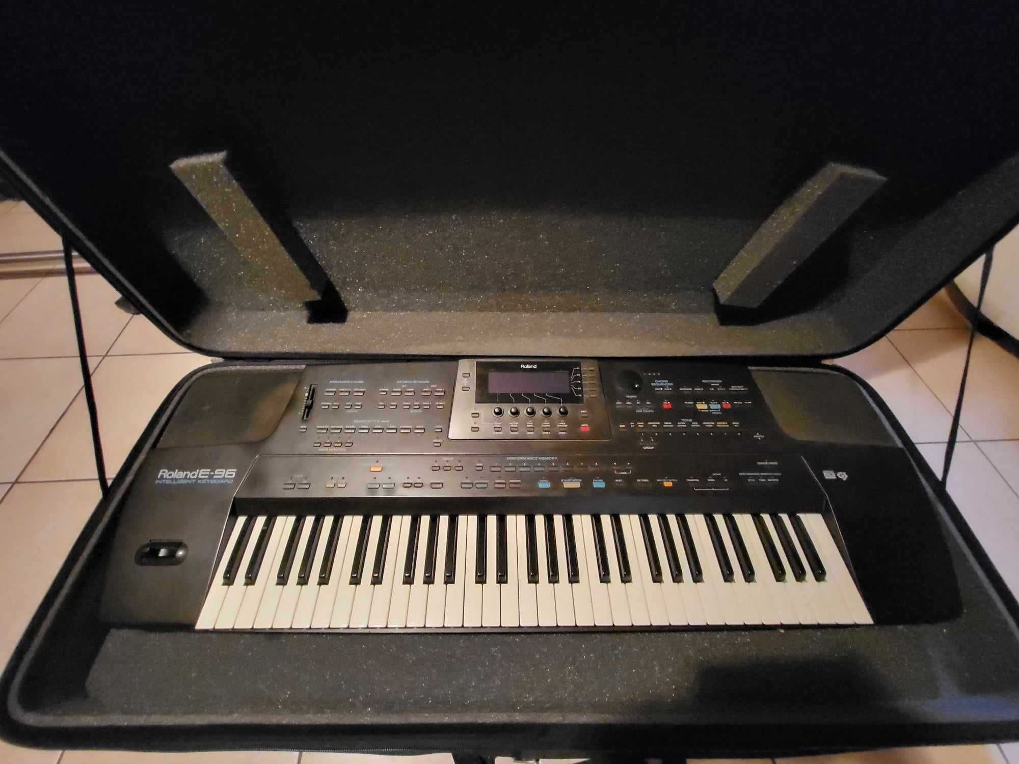 Roland E-96 używany z futerałem(kejs)