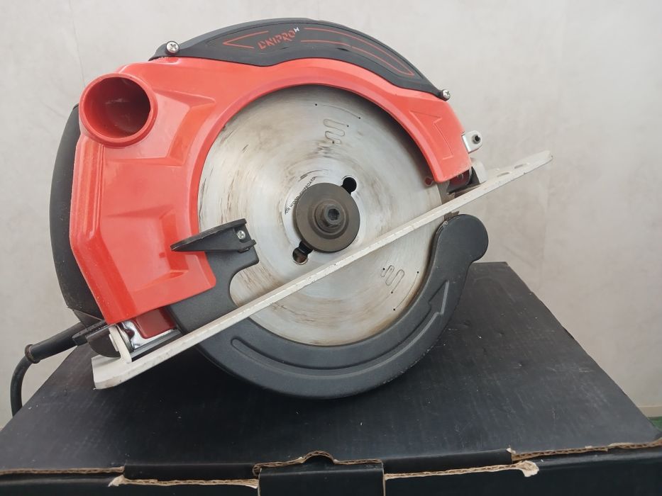 Продам циркулярную пилу Dnipro-M CS-210