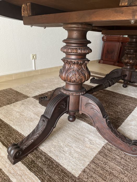 Mesa de madeira maciça em mogno trabalhada