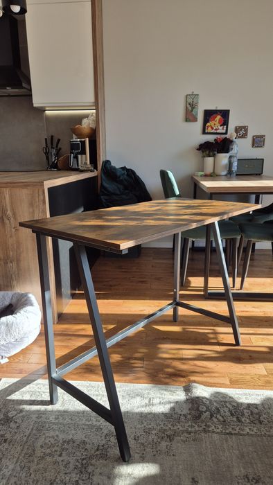 Biurko brązowe z czarnymi nóżkami