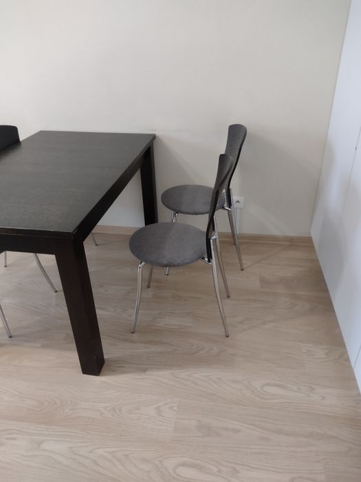 Stół rozkładany z krzesłami