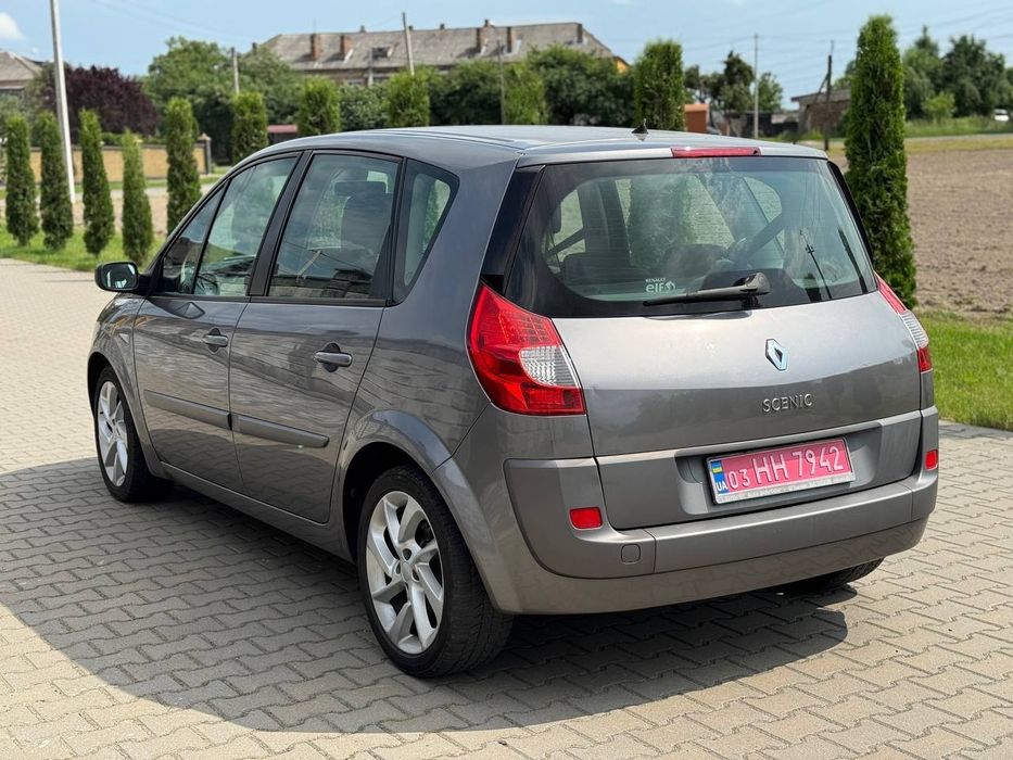 Хороший сімейний автомобіль Рено Сценік