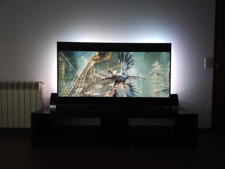 Philips Smart TV LED 4K UHD com AmbiLight 70PUS6724/12