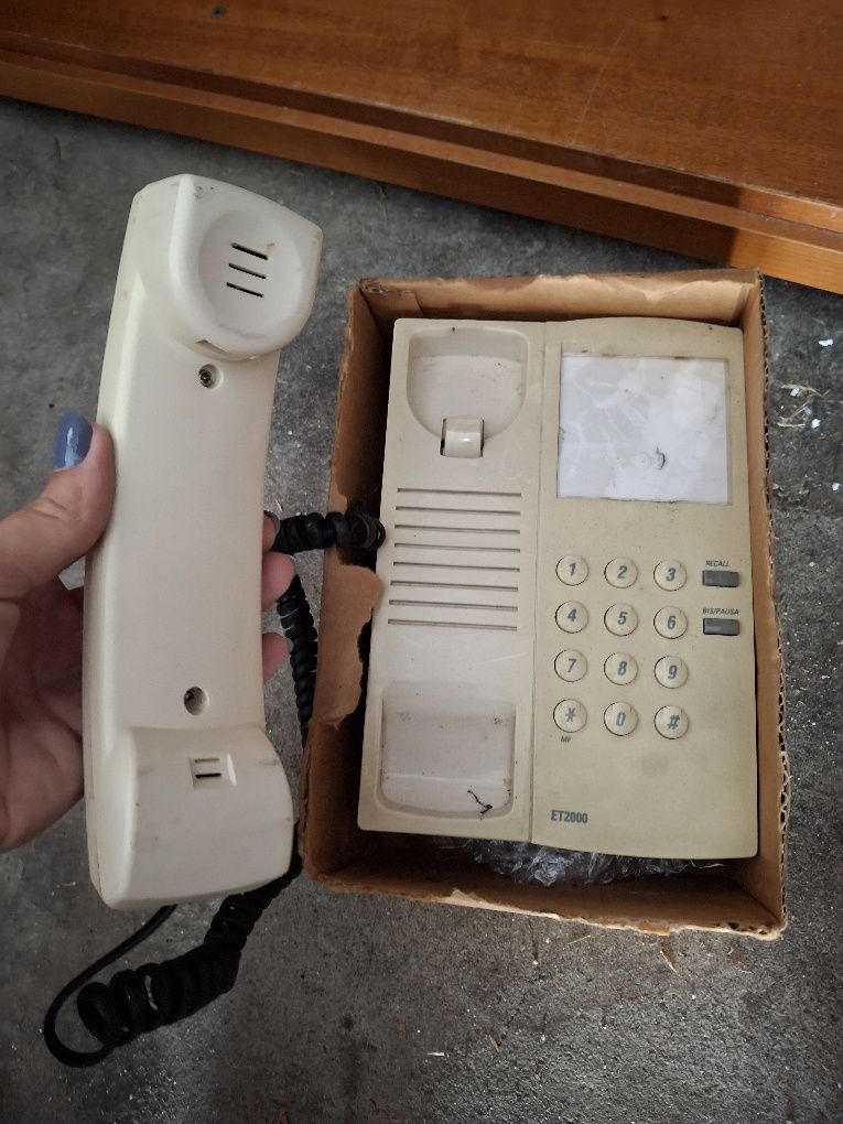 Telefone fixo de cor beje