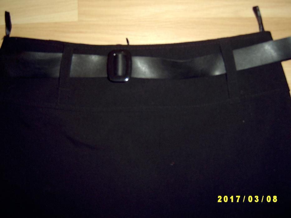 Spódnica czarna z paskiem i czarnym wzorem na dole.
