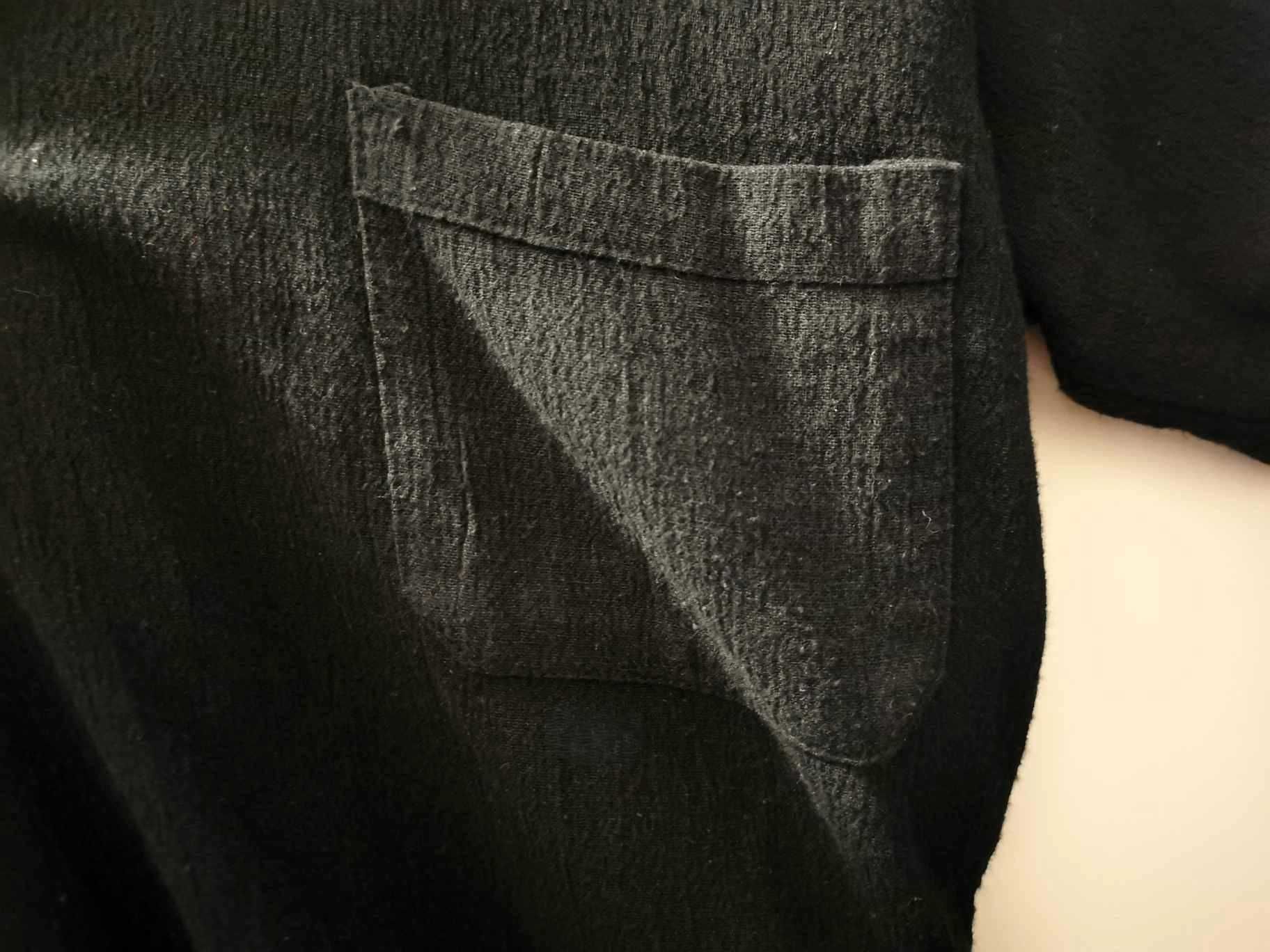 Camisa preta com atilhos