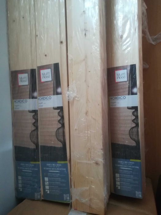 Revestimento de lambris de pinho nórdico