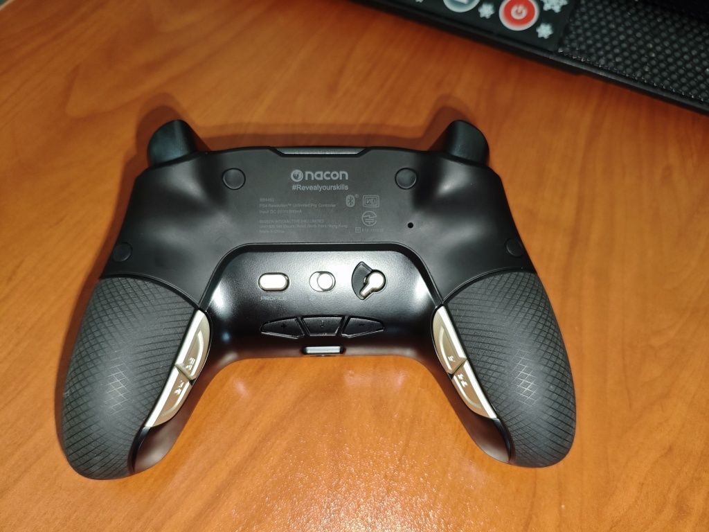 Pad Nacon Revolution Unlimited Pro Controller do PC/PS4 OPIS
