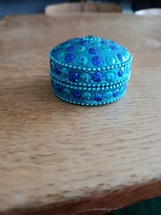 Маленька кругла скринька.