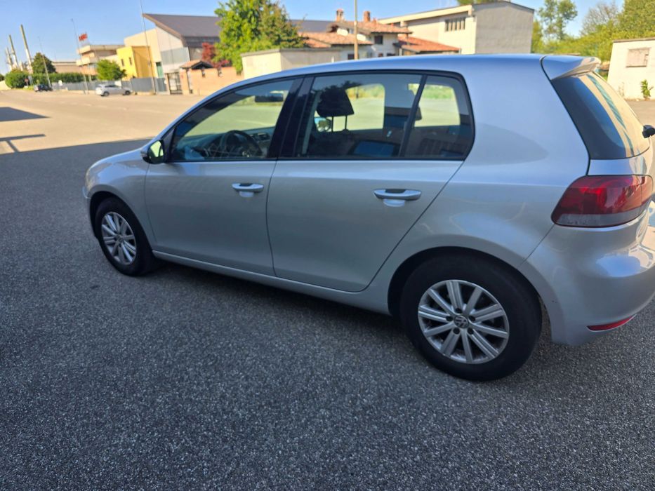 Golf  1.6tdi Posiadam  inne  auta  z włoch całe i uszkodzone