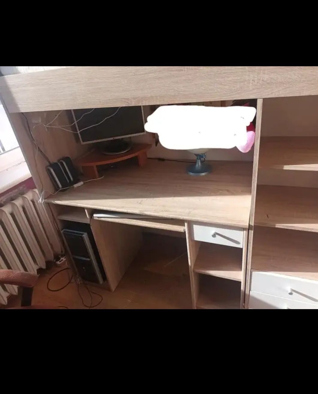 Łóżko piętrowe z szafą i biurkiem