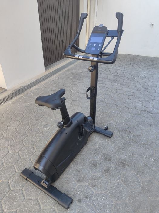 Bicicleta estática que permite aceder na app do telemóvel